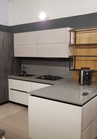 Кухонный гарнитур с комбинированными фасадами (акрил/натуральный шпон/структурная ЛДСП)